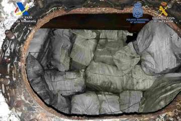  Cinco detenidos en un pesquero con droga apresado en Canarias/TA.